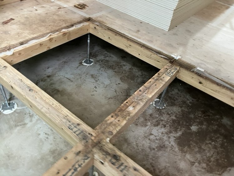 床を開けた浸水後の床下